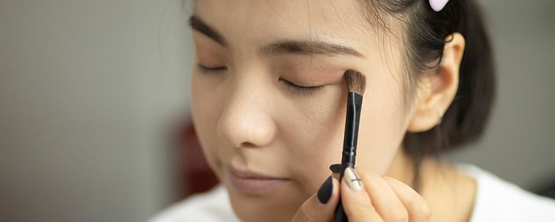 完美日记04金沙眼妆步骤