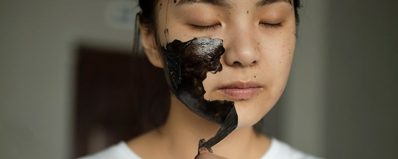 用手挤黑头的危害