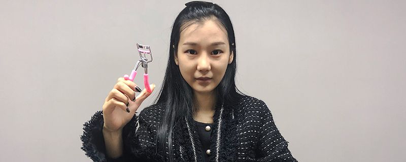 夹睫毛的正确方法