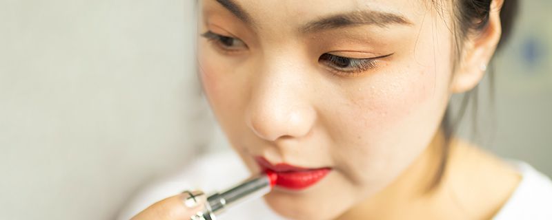 嘴巴干裂怎么画唇妆