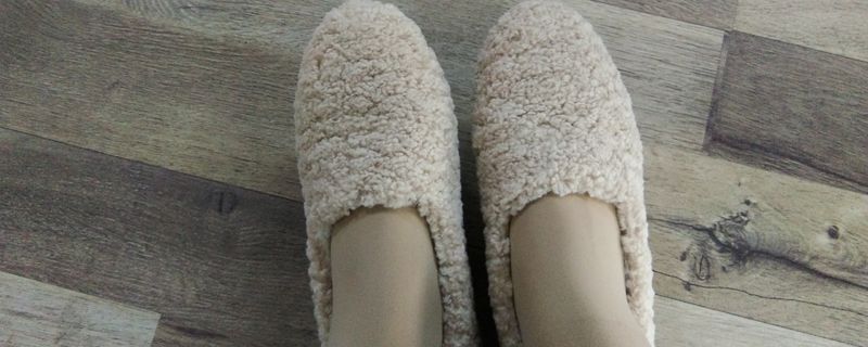 拖鞋里面为什么会发黄