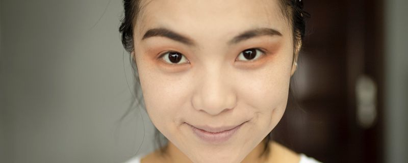 嫁接睫毛太翘怎么补救