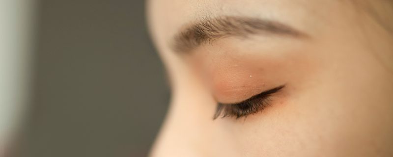 隔夜茶水涂睫毛的步骤