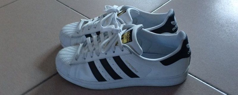 阿迪达斯贝壳头黄了怎么洗