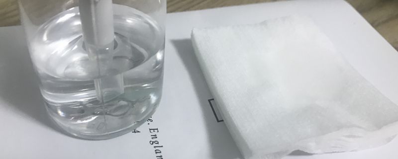 卸妆水和卸妆乳哪个更伤肌肤