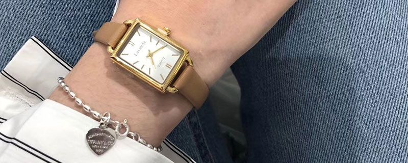 手表皮带头朝哪个方向正确