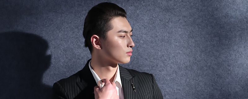 领带夹夹在领带什么位置