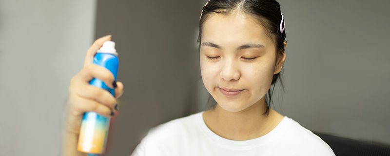 脸上喷矿泉水能补水吗