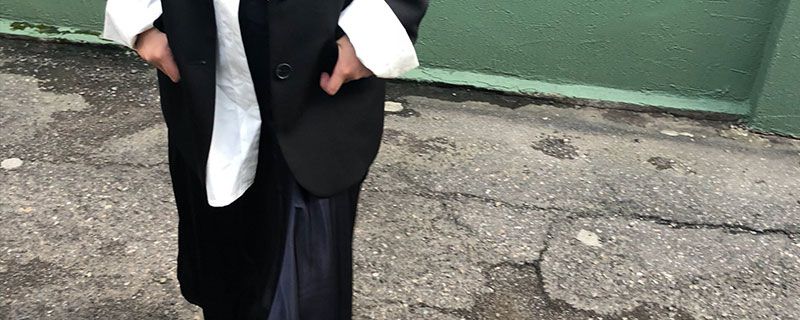 女式黑色长薄款风衣搭配