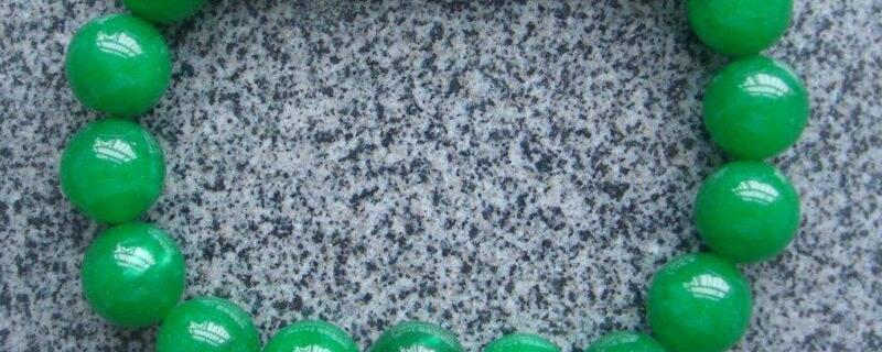 高冰翡翠带几天出现一点绿色杂质